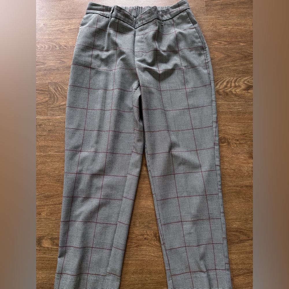Dress pants, ankle length.